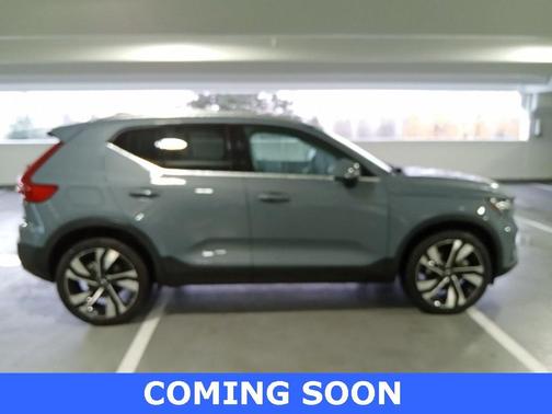 2023 Volvo XC40 B5 Ultimate Bright Theme