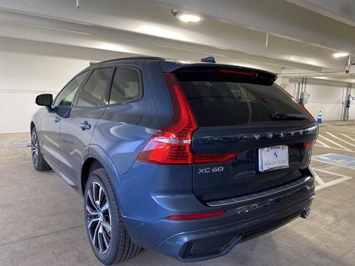 2023 Volvo XC60 B5 Plus Dark Theme