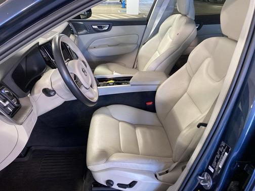 2023 Volvo XC60 B5 Plus Dark Theme