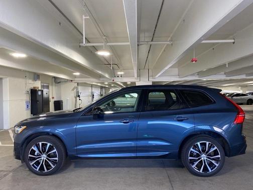 2023 Volvo XC60 B5 Plus Dark Theme