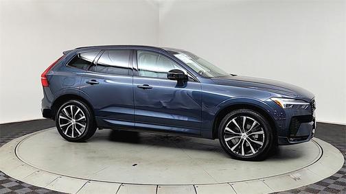 2023 Volvo XC60 B5 Plus Dark Theme