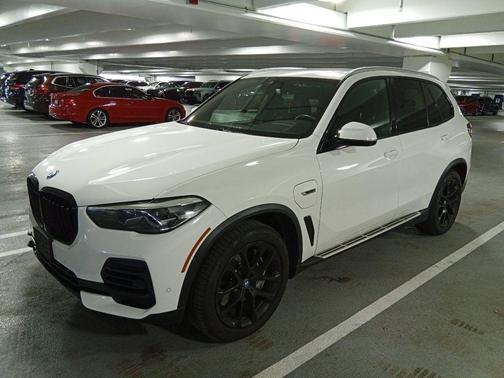 Alpine White 2023 BMW X5 PHEV xDrive45e
