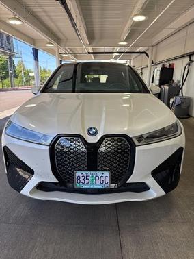Mineral White Metallic 2024 BMW iX xDrive50