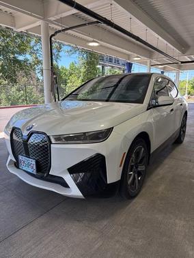 Mineral White Metallic 2024 BMW iX xDrive50