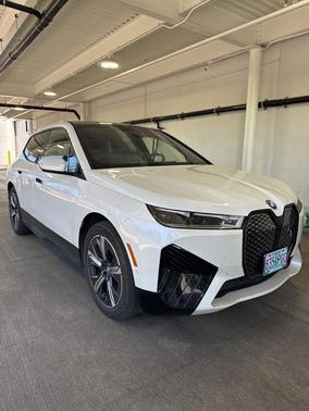 Mineral White Metallic 2024 BMW iX xDrive50