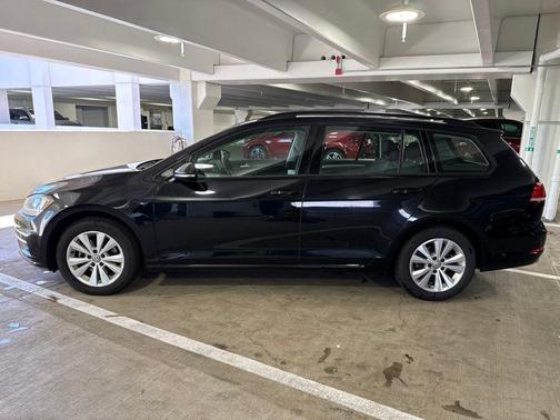 Deep Black Pearl Effect 2018 Volkswagen Golf SportWagen TSI S