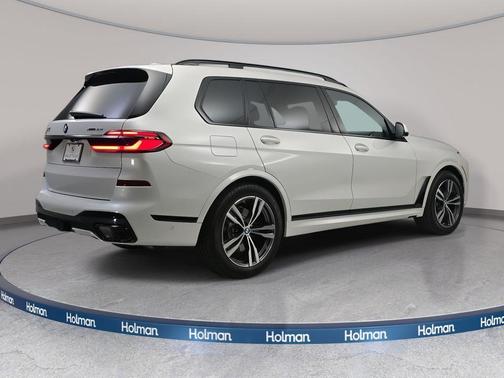 Mineral White Metallic 2026 BMW X7 xDrive40i
