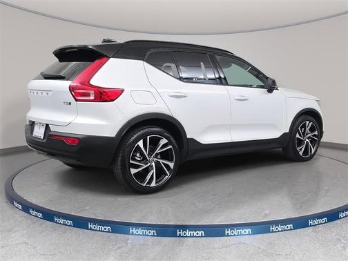 2022 Volvo XC40 T5 R-Design