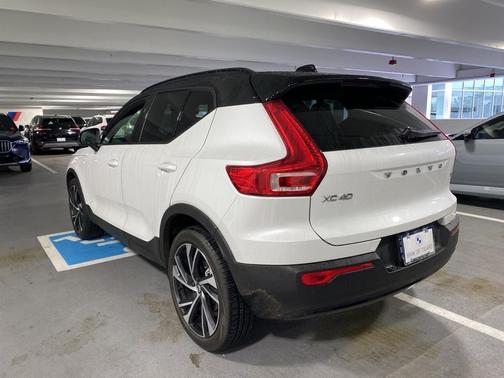 2022 Volvo XC40 T5 R-Design