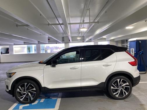 2022 Volvo XC40 T5 R-Design