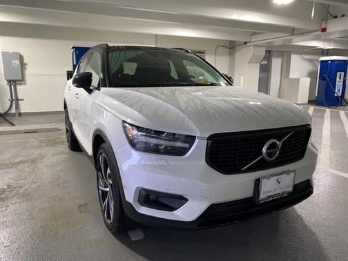 2022 Volvo XC40 T5 R-Design