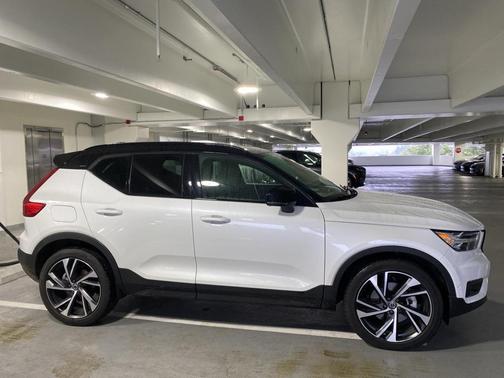 2022 Volvo XC40 T5 R-Design