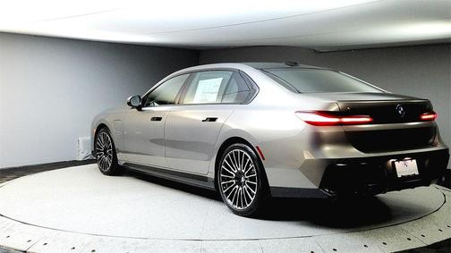 2025 BMW 750e xDrive