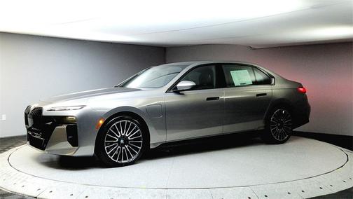 2025 BMW 750e xDrive