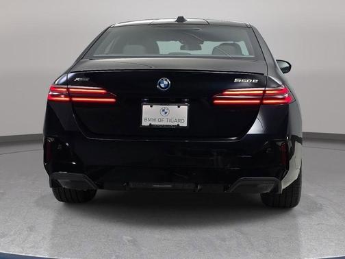 Carbon Black Metallic 2026 BMW 550e xDrive