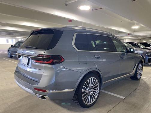 Skyscraper Gray Metallic 2023 BMW X7 xDrive40i