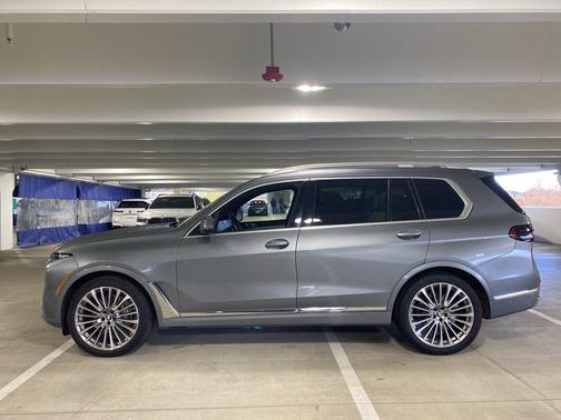 Skyscraper Gray Metallic 2023 BMW X7 xDrive40i