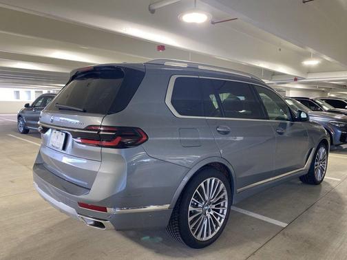 Skyscraper Gray Metallic 2023 BMW X7 xDrive40i