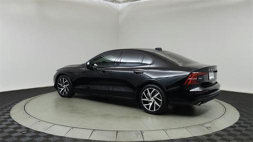 2020 Volvo S60 T6 Momentum