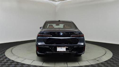 2025 BMW 750e xDrive