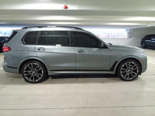 2023 BMW X7 M60i