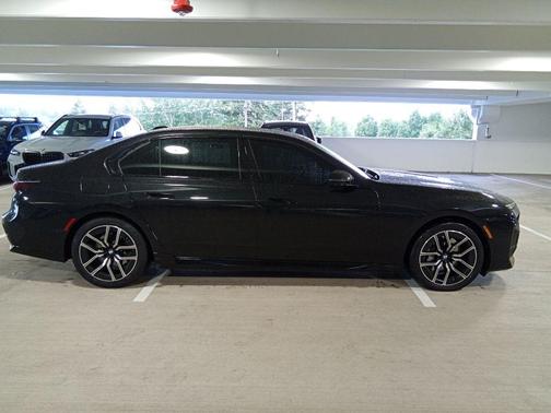 Black Sapphire Metallic 2024 BMW 740 i
