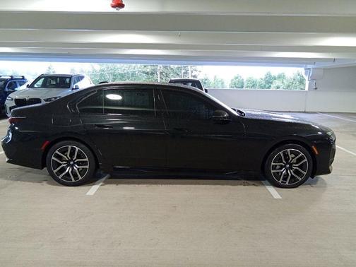 Black Sapphire Metallic 2024 BMW 740 i