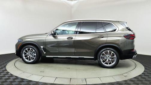 Manhattan Green Metallic 2026 BMW X5 PHEV xDrive50e