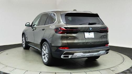 Manhattan Green Metallic 2026 BMW X5 PHEV xDrive50e
