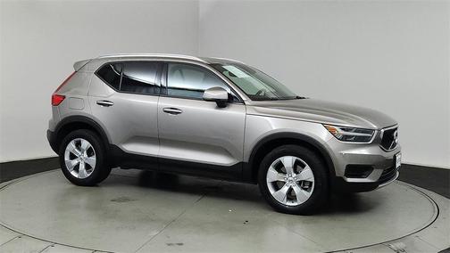 2022 Volvo XC40 T4 Momentum