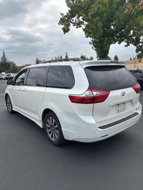2020 Toyota Sienna XLE