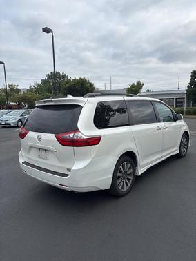 2020 Toyota Sienna XLE