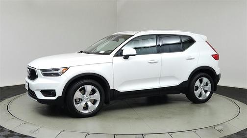 2022 Volvo XC40 T5 Momentum