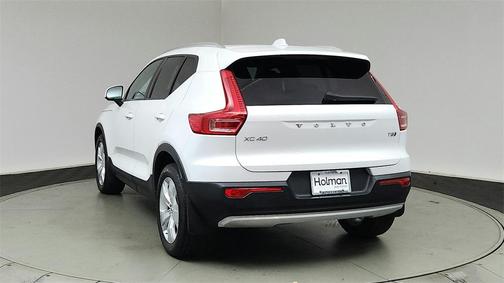 2022 Volvo XC40 T5 Momentum