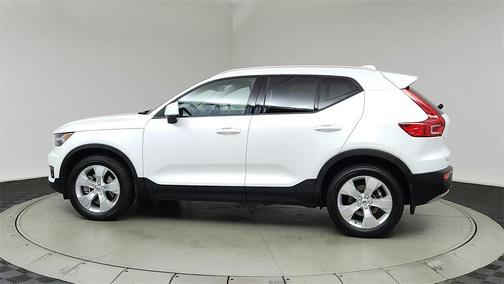 2022 Volvo XC40 T5 Momentum