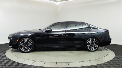 2023 BMW 740 i