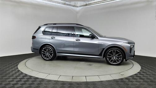 2025 BMW X7 M60i