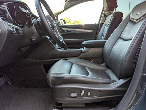Photo 3 of 32 of 2019 Cadillac XT5 Luxury