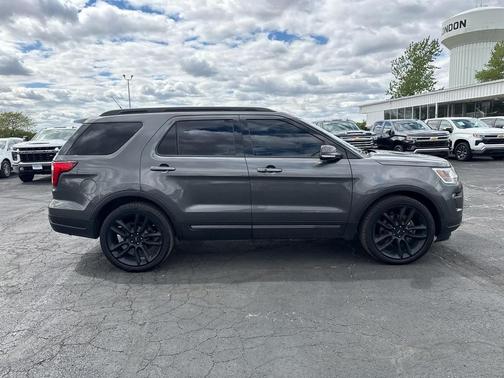 MAGNETIC METALLIC 2018 Ford Explorer XLT