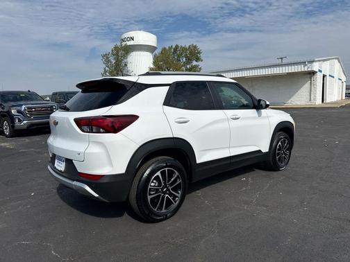 Summit White 2025 Chevrolet Trailblazer LT
