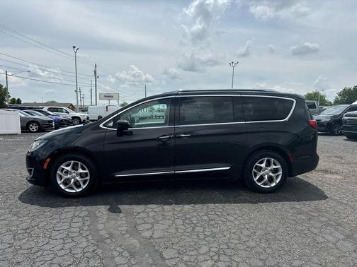 Brilliant Black Crystal Pearlcoat 2017 Chrysler Pacifica Touring-L