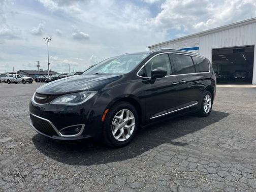 Brilliant Black Crystal Pearlcoat 2017 Chrysler Pacifica Touring-L