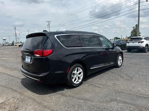 Brilliant Black Crystal Pearlcoat 2017 Chrysler Pacifica Touring-L