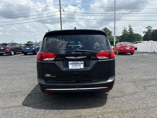 Brilliant Black Crystal Pearlcoat 2017 Chrysler Pacifica Touring-L