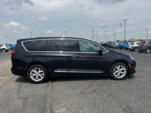 Brilliant Black Crystal Pearlcoat 2017 Chrysler Pacifica Touring-L