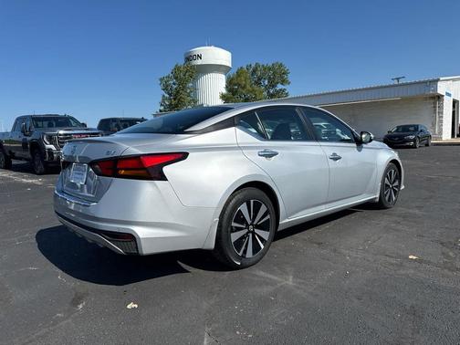 Brilliant Silver Metallic 2022 Nissan Altima 2.5 SV