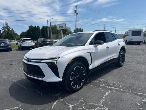 Iridescent Pearl Tricoat 2025 Chevrolet Blazer EV AWD RS