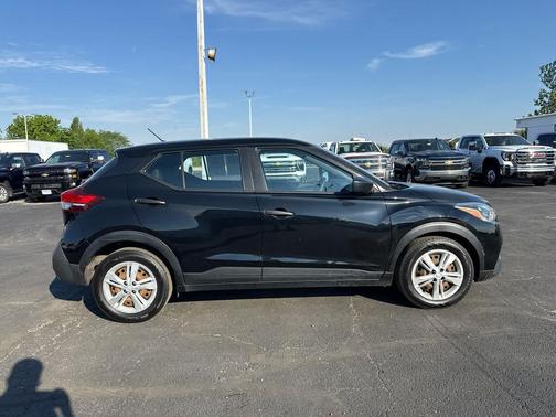 Super Black 2020 Nissan Kicks S