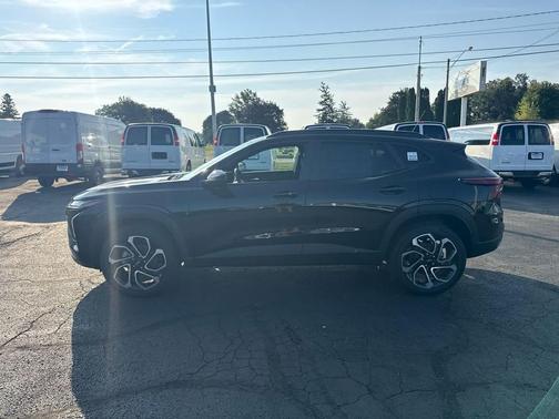 Mosaic Black Metallic 2026 Chevrolet Trax FWD 2RS