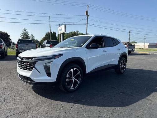 Summit White 2024 Chevrolet Trax FWD 1RS